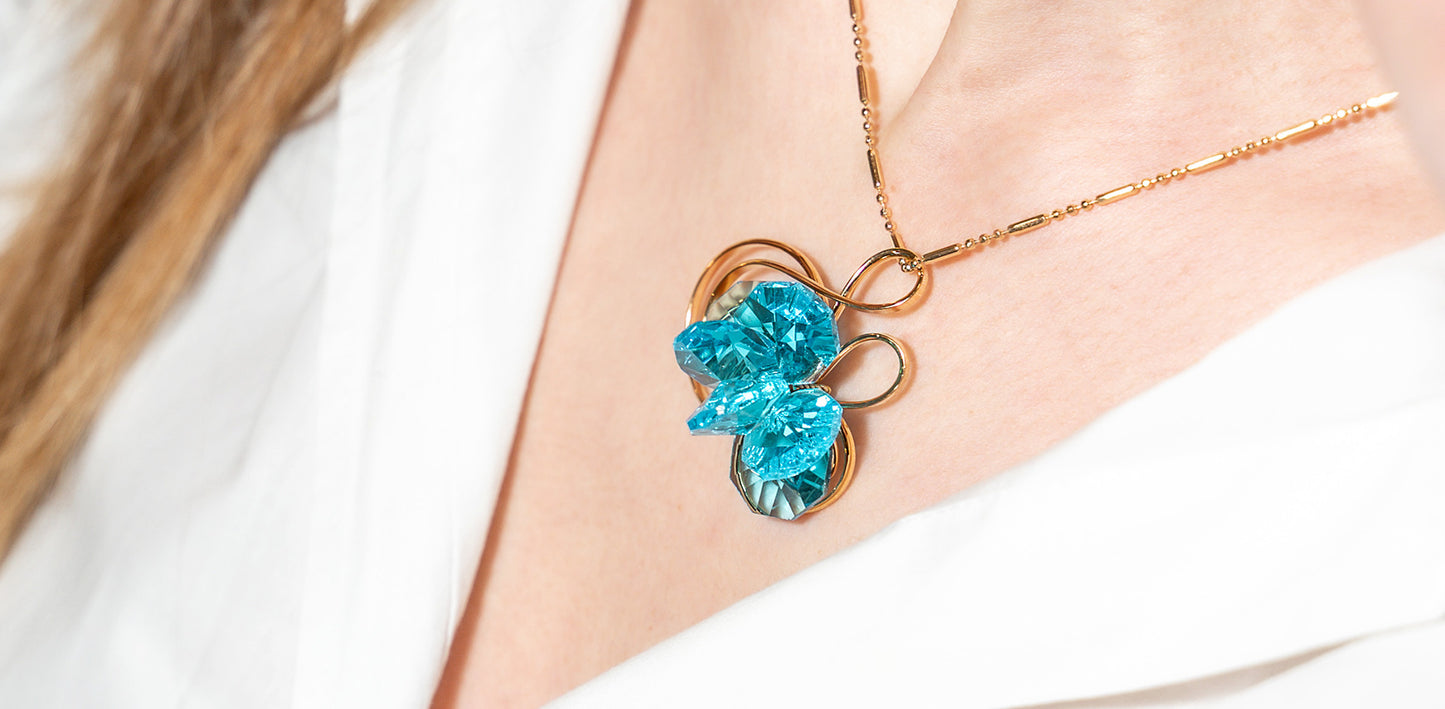 Ciondolo ciuffo dorato con catenina azzurro