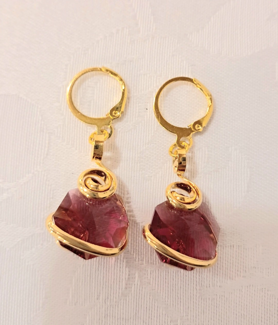 Orecchini giglio rosso in acciaio dorato