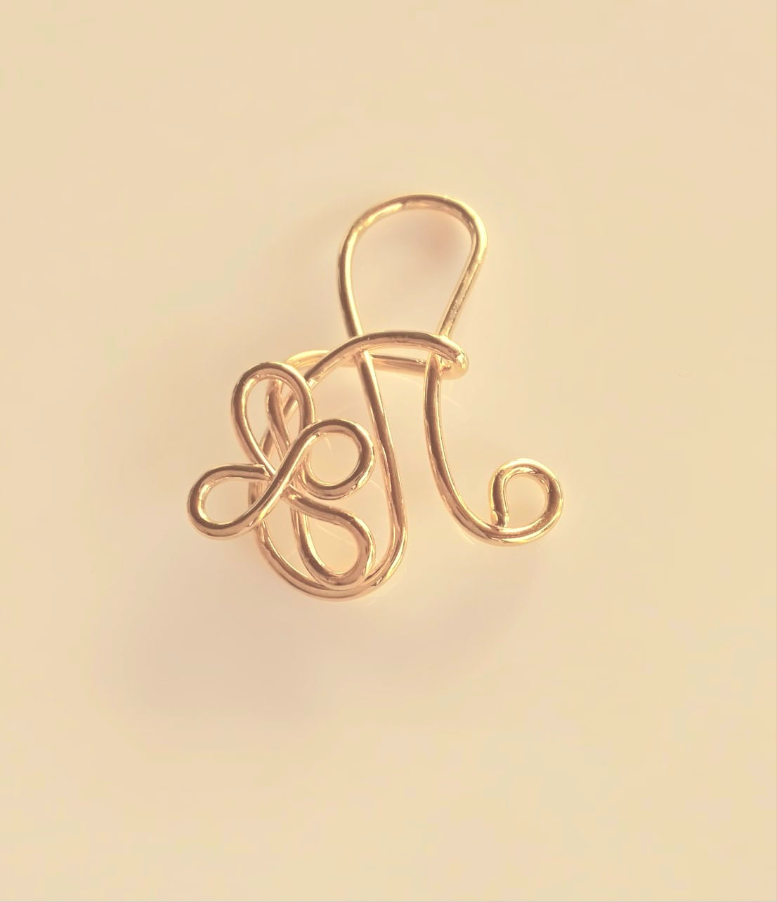 Ciondolo con iniziale in acciaio dorato