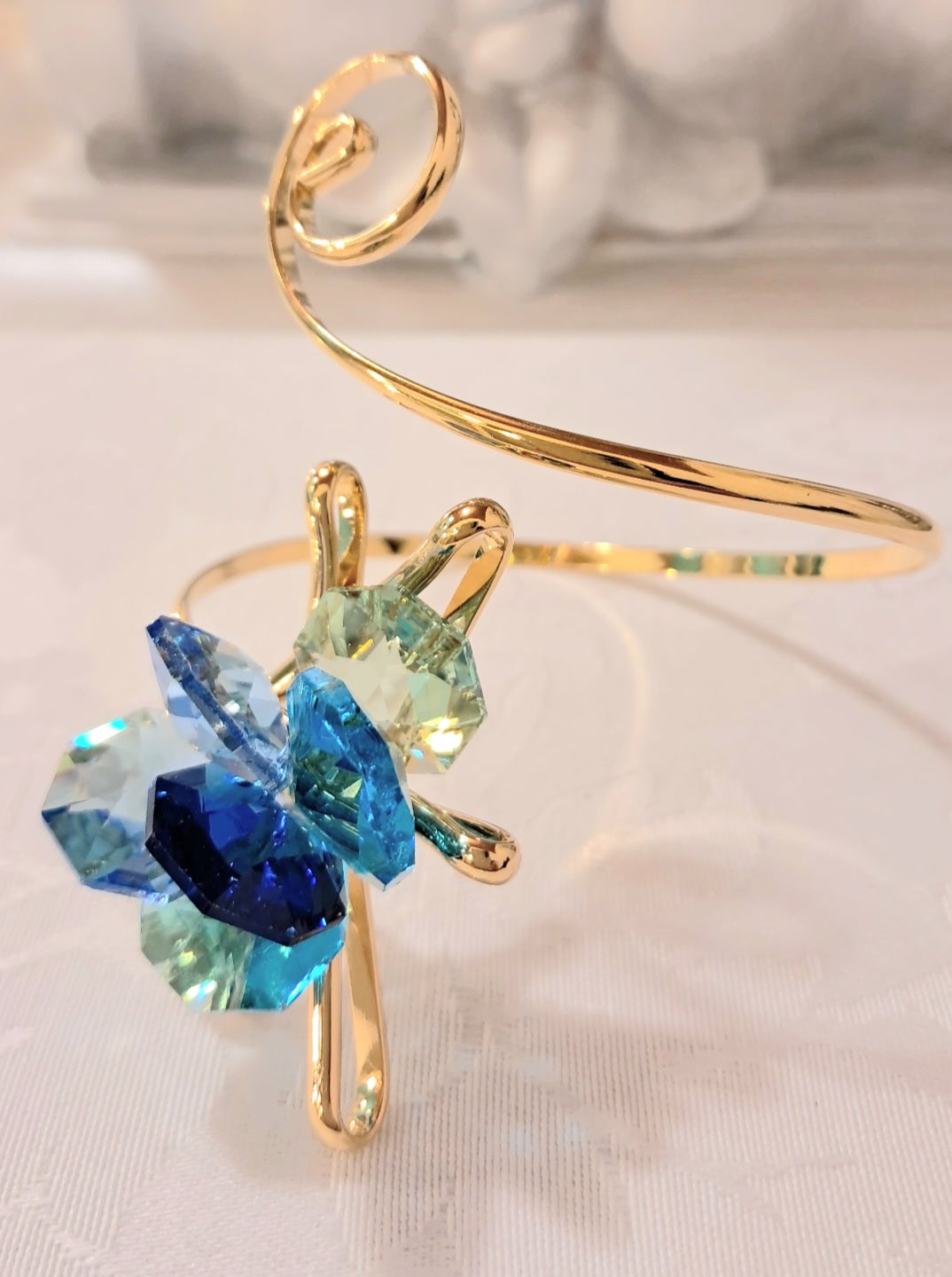 Bracciale ciuffo dorato con colori dell'acqua