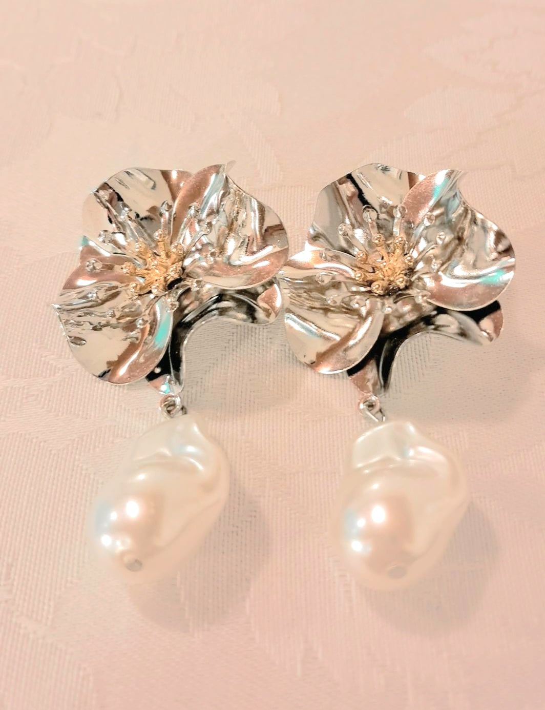 Orecchini con fiore in acciaio e perla