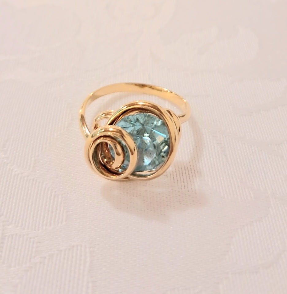 Anello dorato taglio diamante color acqua marina