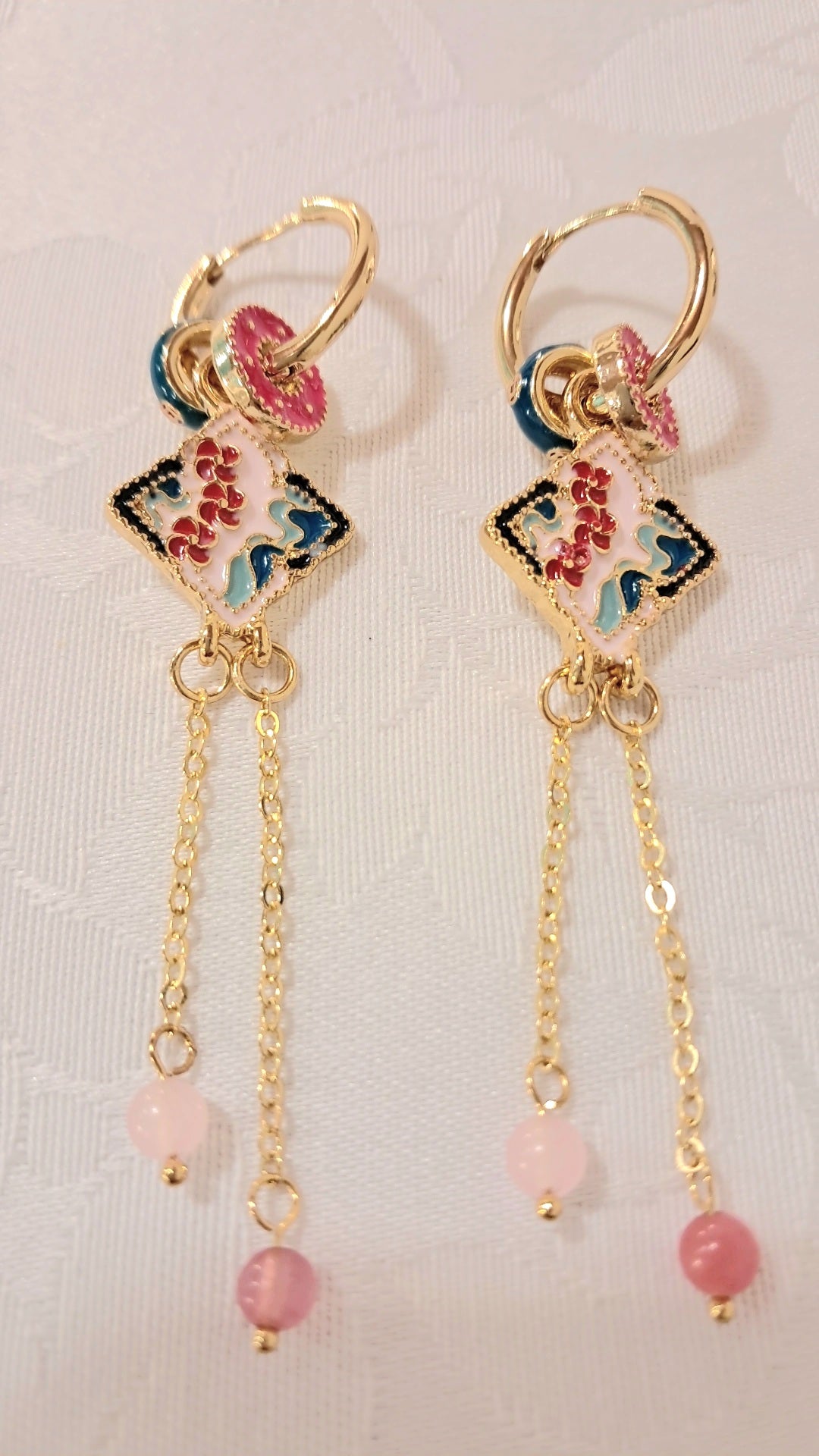 Orecchini pendenti smaltati con catenine