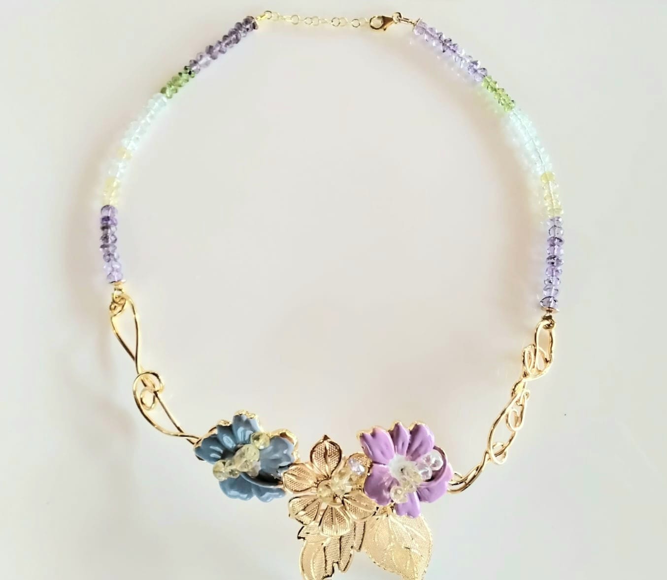 Collana in quarzi con fiori e foglie
