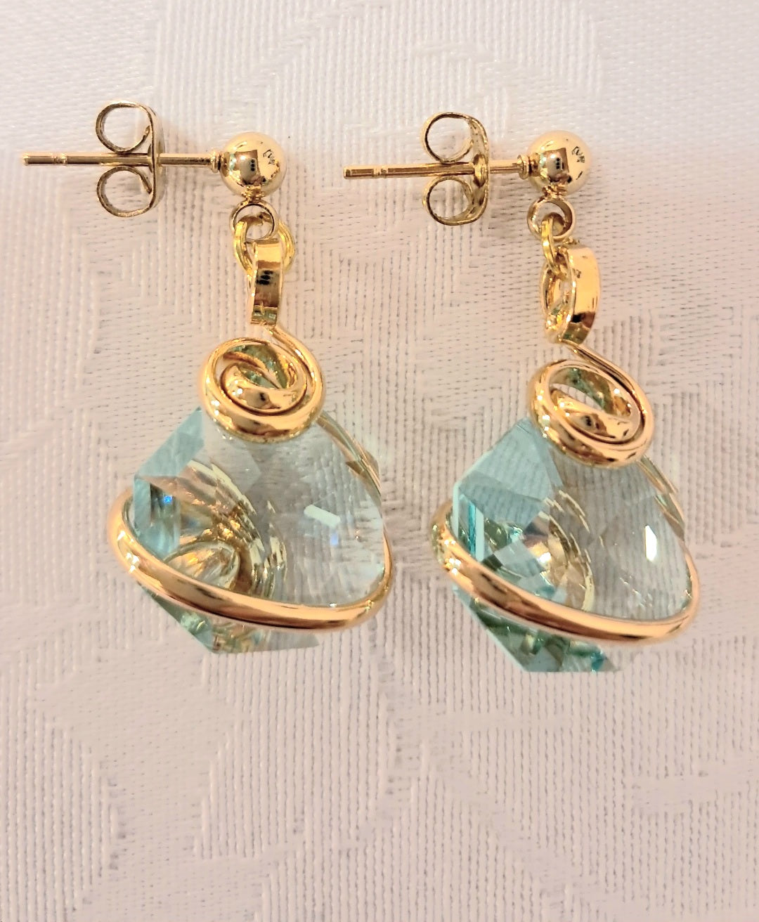 Orecchini giglio verde acqua in acciaio dorato