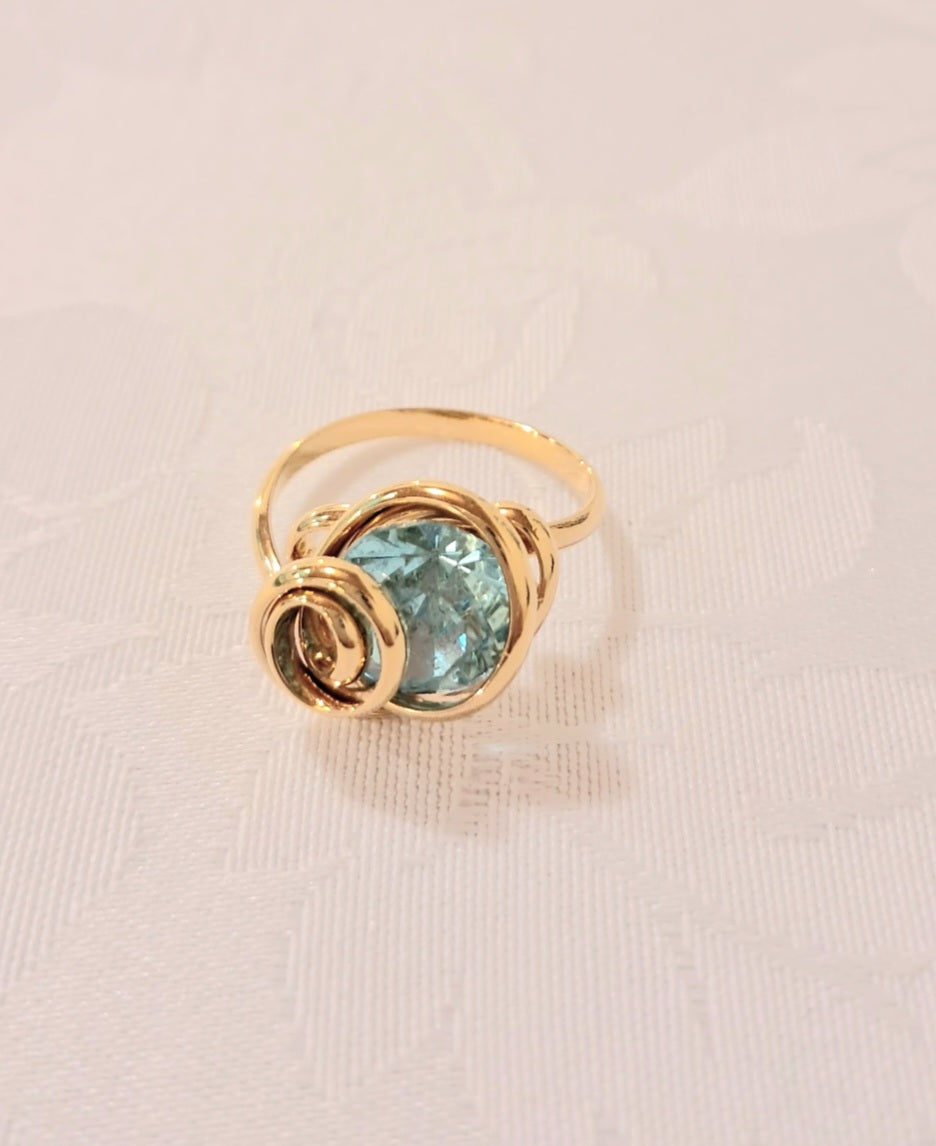 Anello dorato taglio diamante color acqua marina