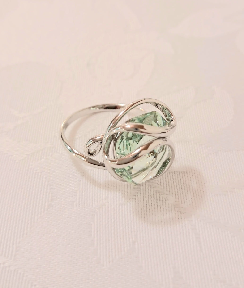 Anello in acciaio con cristallo verde chiaro