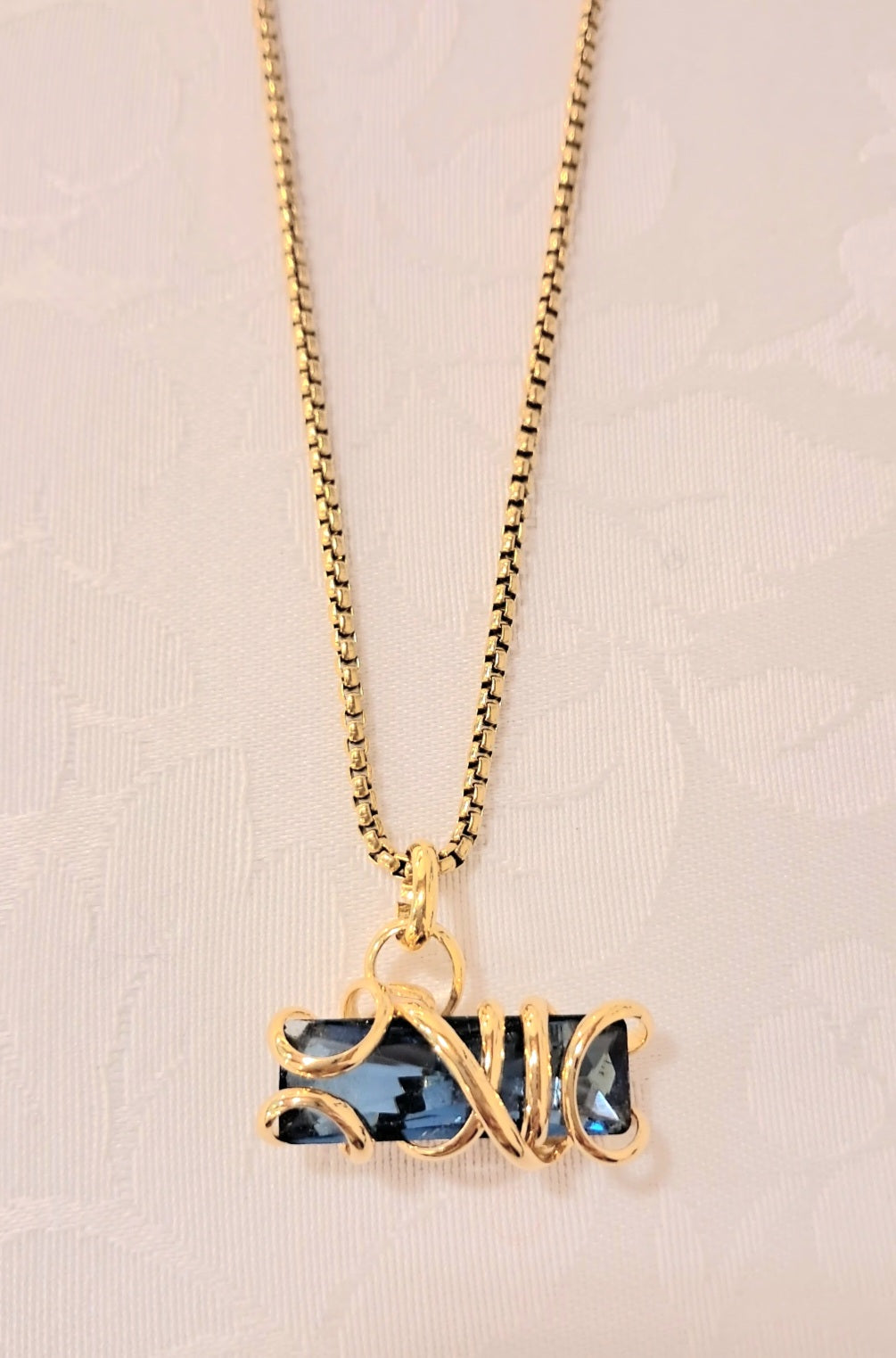 Ciondolo rettangolo blu in acciaio dorato