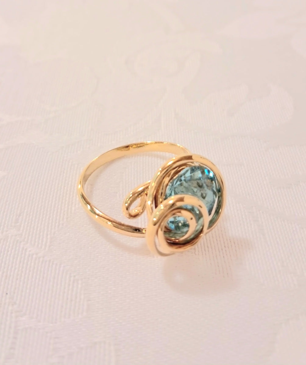 Anello dorato taglio diamante color acqua marina