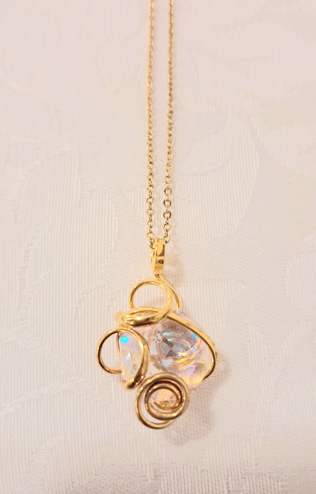 Ciondolo giglio piccolo aurora boreale dorato