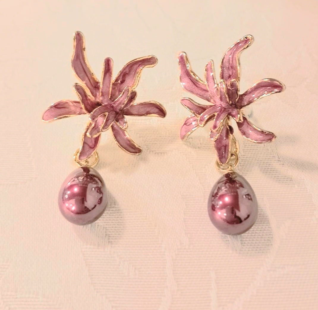 Orecchini con fiori smaltati e perla sintetica