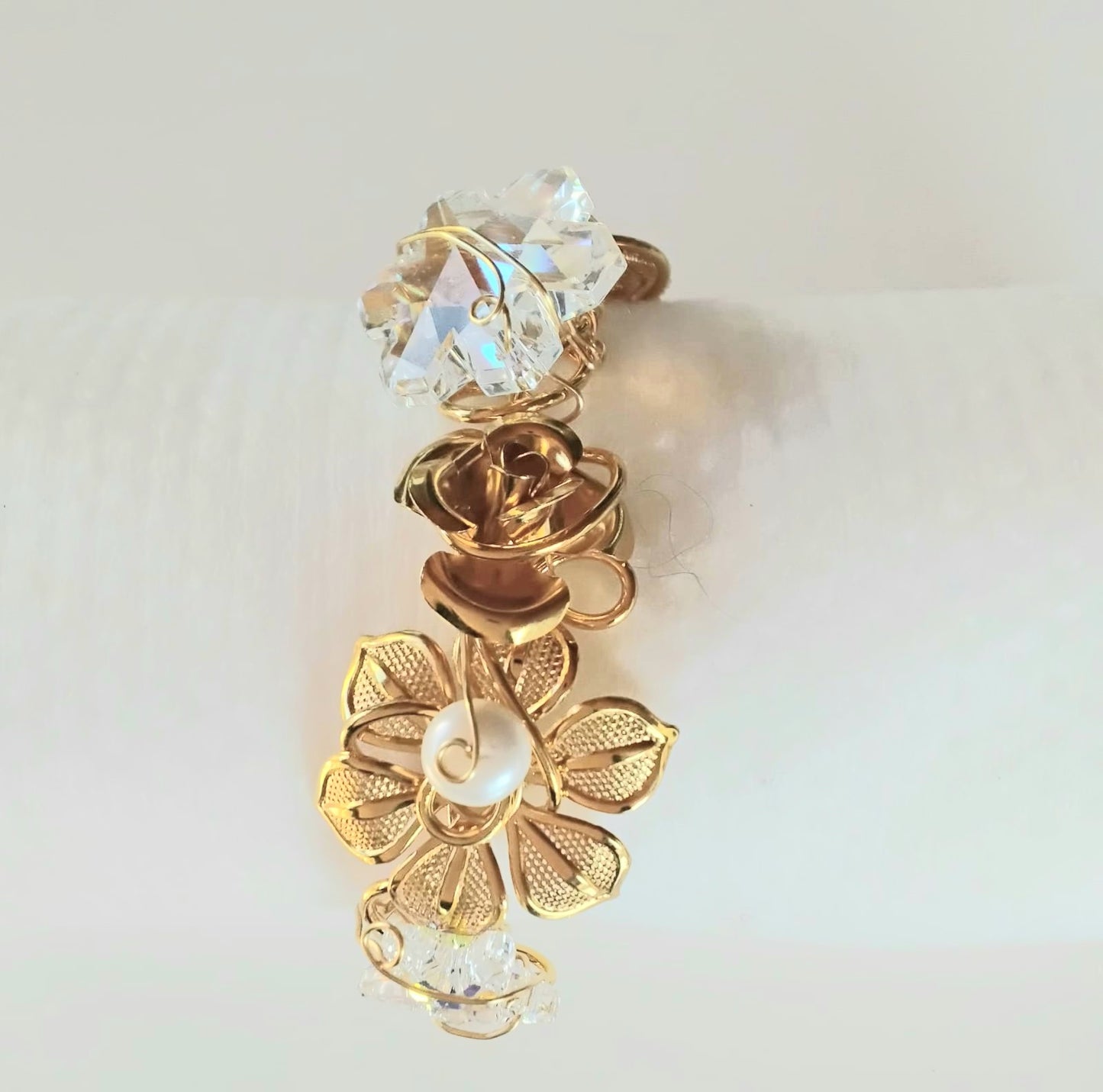 Bracciale in acciaio dorato con fiori e perle